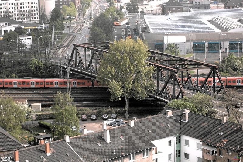 Bahn 233.jpg - Der Neckarauer Übergang ist eine Brücke in Mannheim über die Gleise der Rheintalbahn.
